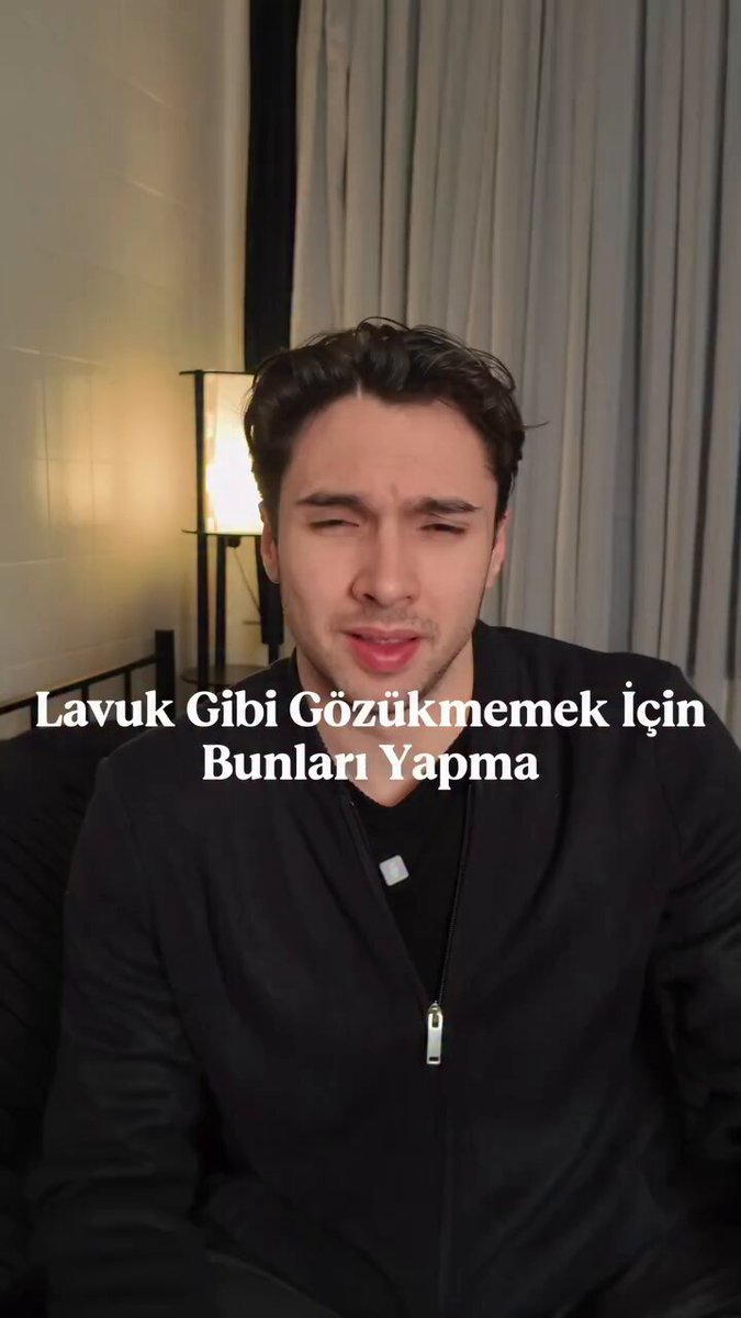 Bir genç, ‘piyasacı lavuk’ gibi gözükmemek için giyilmemesi gereken parçalar hakkında tavsiyelerde bulundu: • Yarım fermuarlı kazak • ⁠Slim-fit kısa paça kumaş pantolon • ⁠Parlak mont • ⁠Fransız tıraşı • ⁠Kumaş pantolon görünümlü eşofman altı