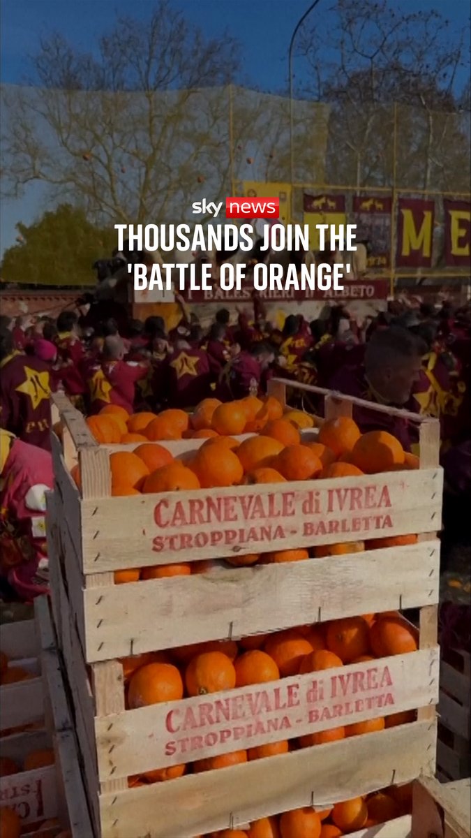 🇮🇹 | Miles de personas participan en la guerra de frutas para celebrar el carnaval anual de Ivrea en Italia.