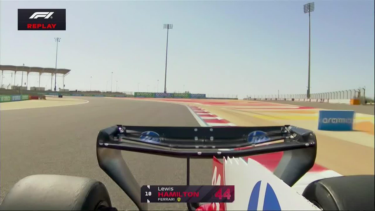 😮 Atención al innovador alerón trasero en el Ferrari de Hamilton ¿Qué finalidad tiene? Intentar ganar entre 8 y 10 km/h de velocidad final y ayudar al cuidado de los neumáticos traseros 📺 Toda la temporada de #F1 por #DisneyPlus Plan Premium