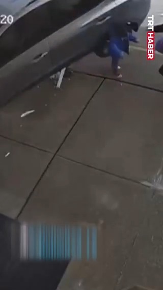 ABD'nin New Jersey eyaletinde alkollü bir sürücünün kullandığı araç, anaokulu çıkışında bir anne ve iki oğluna çarptı. Anne ve çocukları kazadan yaralı kurtuldu, sürücü tutuklandı.