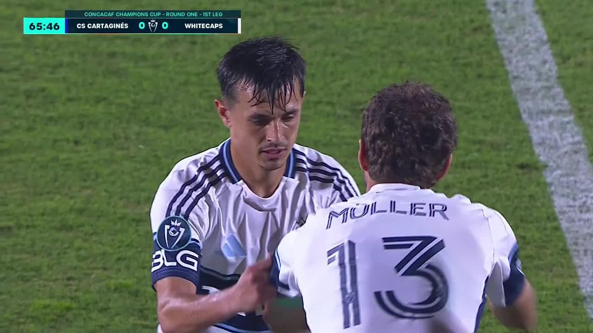 Andrés Cubas, surgido en Boca, saliendo de la cancha y pasándole la cinta a… THOMAS MÜLLER, en un partido de Concachampions en COSTA RICA. Lo más random que van a ver hoy. 😅🇨🇦