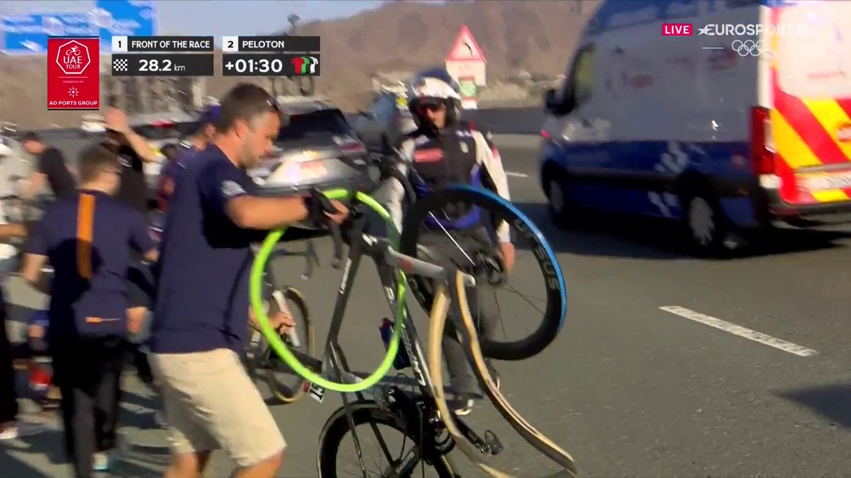 La dura caída con Jakobsen y Hayter implicados en la que la bicicleta acabó completamente destrozada y con el tubolito fuera. #UAETour