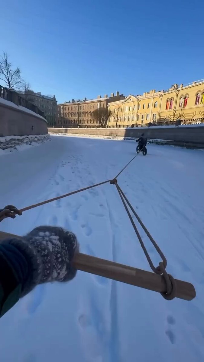 На петербуржца, который катался по льду канала Грибоедова на сноуборде, составили протокол 35-летнего мужчину привлекли к административной ответственности по статье «мелкое хулиганство». 1 февраля задержанный мужчина катался на сноуборде, зацепившись за электровелосипед. Личность мужчины, который им управлял, также установлена, сообщила пресс-служба ГАИ. Полиция опубликовала видео, на котором сноубордист признает свою ошибку и призывает не повторять за ним. Выход на лед рек и каналов Петербурга запрещен в течение всего зимнего периода, сообщает МЧС. При этом выходить на лед акватории Финского залива и водоемов на территории города разрешено до 16 марта. Гуляющих по льду разгоняют МЧС и полиция. Несмотря на это, люди продолжают гулять и кататься на лыжах и коньках по льду городских рек и каналов. В МЧС рекомендуют не приближаться к кромке льда и обходить участки с трещинами и корягами. Если вы провалились под лед, нужно лечь на его край, вытащить ноги по очереди и ползком двигаться в сторону, откуда вы пришли. Чтобы помочь провалившемуся человеку, позвоните спасателям по номеру 112, а затем протяните человеку длинную палку или шарф, стараясь не приближаться к полынье. Видео: snow_abonent / Instagram