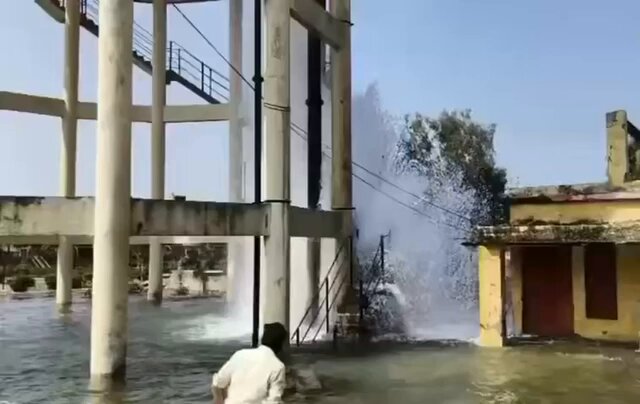 एटा में एक टंकी ने ख़ुशी में अपने महबूब के लिए अपना दिल खोल के पूरा दरिया कर दिया। कुछ लोग इस मोहब्बत को भ्रष्टाचार का नाम देंगे।