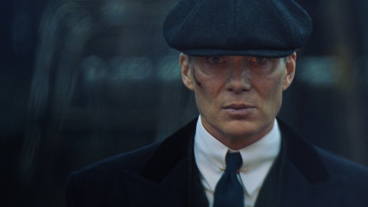 — Quem c*r*lh*s é Tommy Shelby? 🤔😂🤪🤡 — Alguém deveria explicar a ele quem eu sou. 🙂😎🥶🚬🔥🧨💥 Dia 20 de março testemunhe o retorno dele em Peaky Blinders: O Homem Imortal.