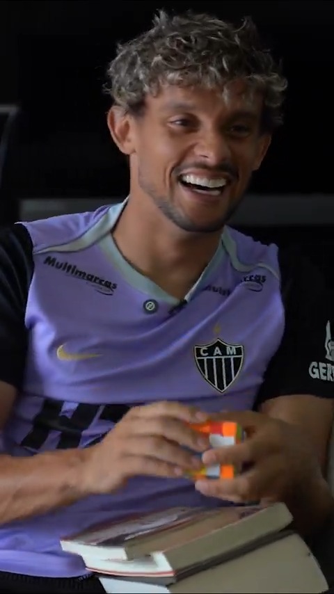 Gustavo Scarpa em um “ping pong cult” Ele diz que os seus autores de livros preferidos são Dostoiévski e Machado de Assis. O livro preferido dele é a Bíblia e a Série Favorita é The Office. Confira: Via Atlético