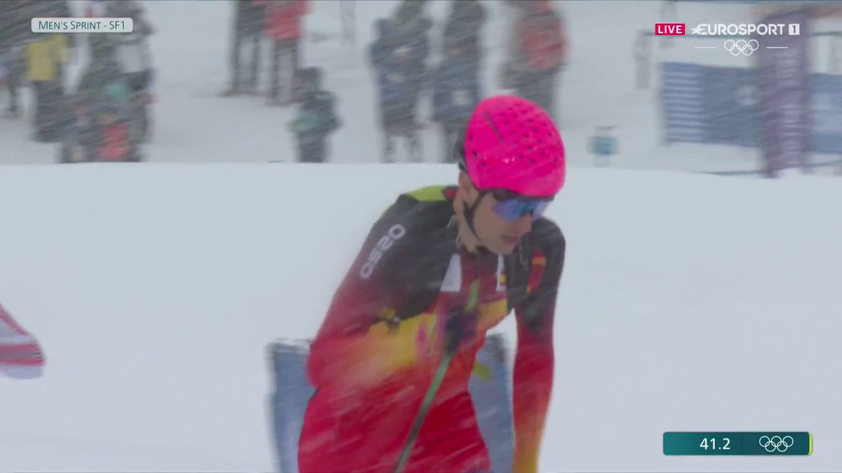 Premiéru na ZOH měl dnes skialpinismus. Závodníci absolvovali stoupání na lyžích včetně kličkování mezi tzv. diamanty, poté museli lyže sundat, vyběhnout 72 schodů, znovu na lyžích doběhnout na vrchol, sundat stoupací pásy a na závěr sjet do cíle.