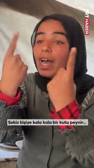 Soykırımcı İsrail'in ablukası altındaki Gazze'de aileler, Ramazan ayına ağır insani koşullar altında girdi. ▪️"Ezana sadece bir saat var. 8 kişiye bir kutu peynir ve bir parça ekmek kaldı. İşte iftarımı bununla açacağım..."