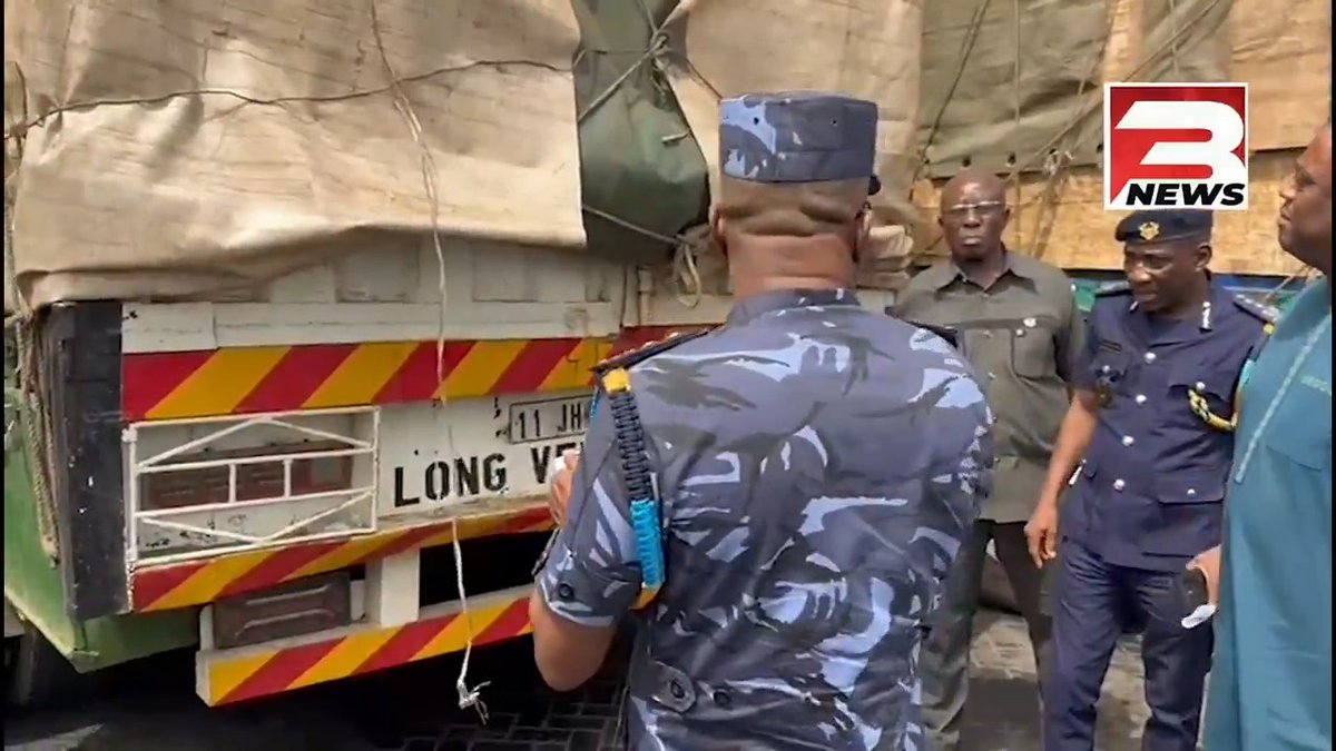 A joint operation by the Customs Division of the Ghana Revenue Authority (GRA) and National Security has intercepted 12 articulated trucks suspected to be part of a larger scheme to evade taxes on transit goods. #3NewsGH #TV3GH
