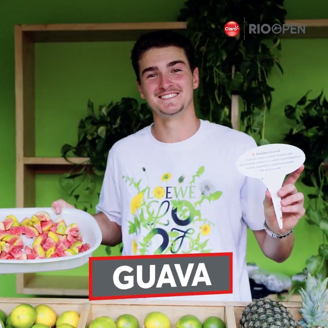 Welcome to Fonseca's fruit stall 🥥🇧🇷 The players rate João's selection of Brazilian fruits out of 10 at the #RioOpen 😃