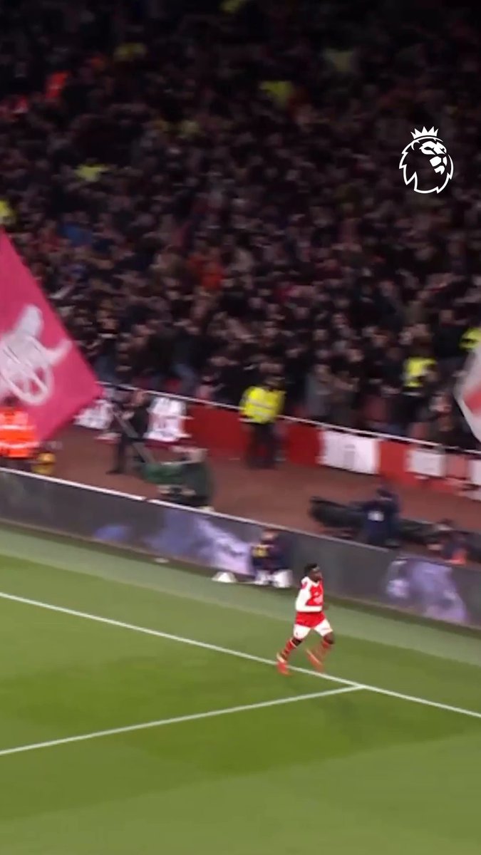 Bukayo Saka's weaker right foot doesn't look that weak 😅