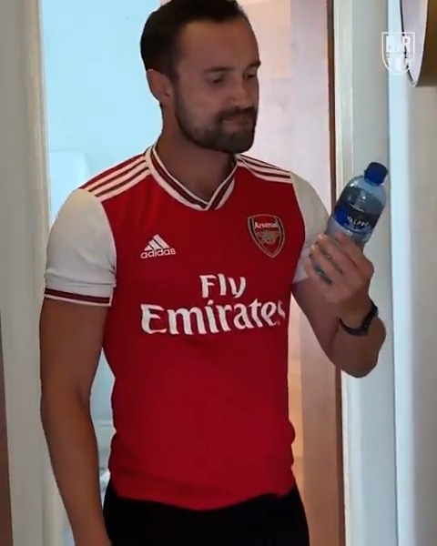 Arsenal are being haunted by the bottle 😱