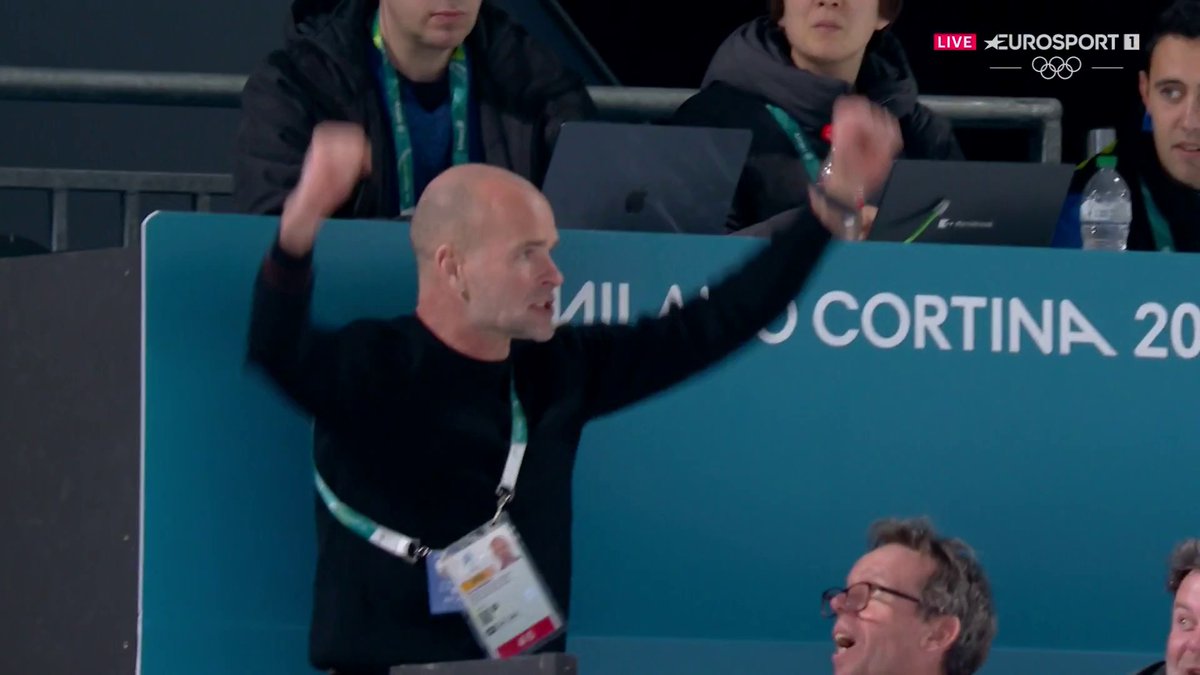 🔥🇮🇹 | Er schoten 1000 emoties door het lichaam van Erben Wennemars na het olympisch record van zijn zoon Joep. Een beteuterde vrijwilliger moet dat bekopen met een kapotte bril. 🤓😥 #MilanoCortina2026 Winterspelen 👀 HBO Max