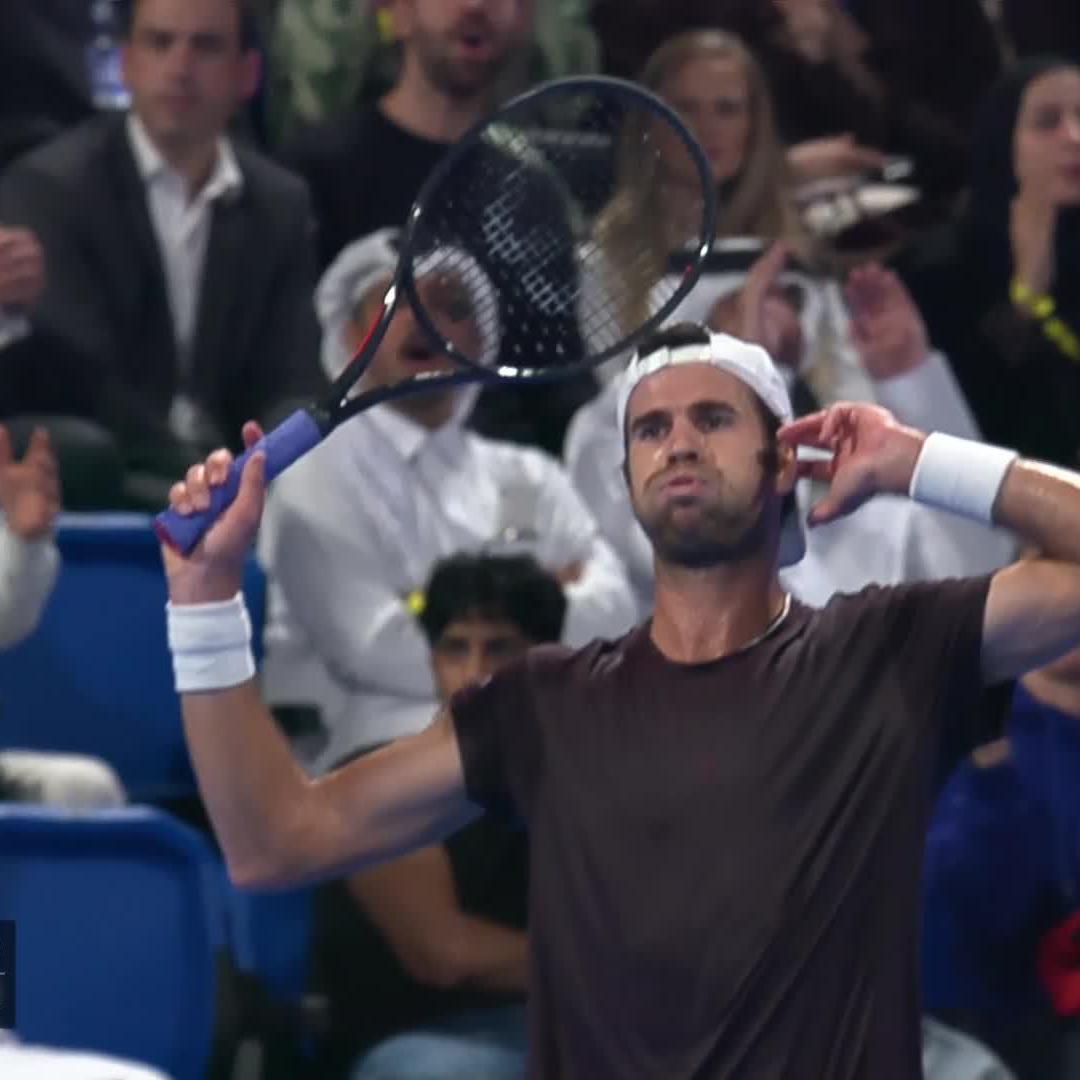 Lo he visto diez veces y sigo sin saber cómo mete esa pelota Khachanov.