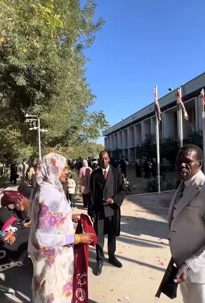 فرحة تخرج الطالب متوكل من جمهورية السودان من جامعة بغداد/ كلية العلوم