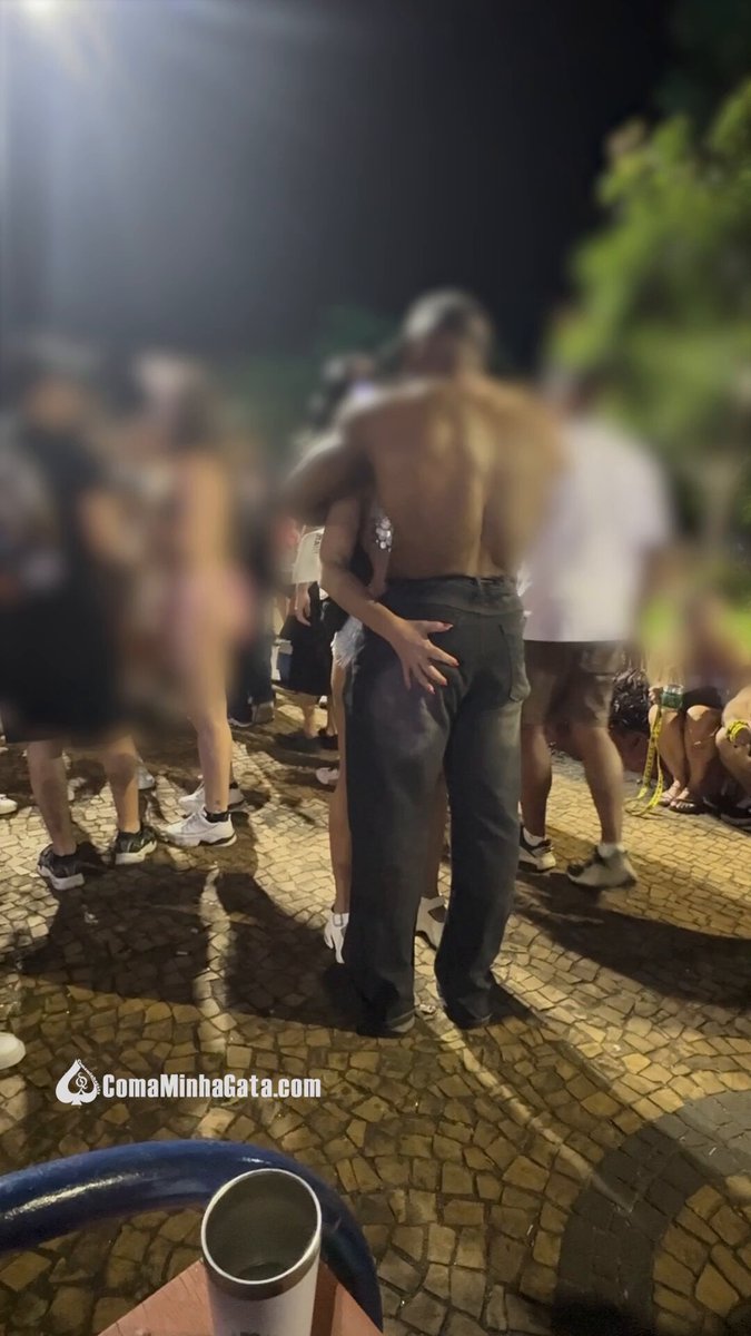 Hotwife raiz! Ele passou me olhando não resisti! Retribui, não só olhei como aplaudi! Ele voltou! Frio na barriga! Corninho assistindo! Negão me beijando. Minhas mãos passeando pelo corpo dele! Desejo ardente. Contei que era casada e… 👇