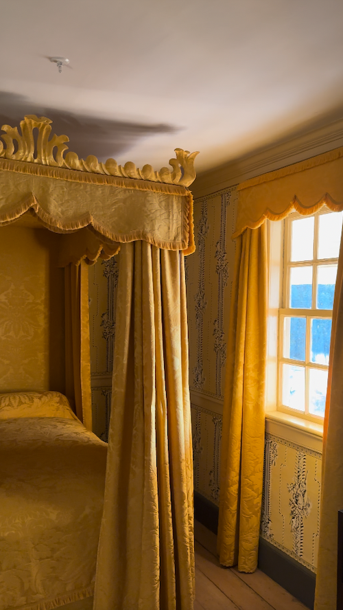 💛 A gateway to the George Washingtons’ private world. Overlooking the Potomac, the Yellow Room marked the threshold between public and private life at Mount Vernon—distinguished by its vivid yellow textiles and elegant furnishings.