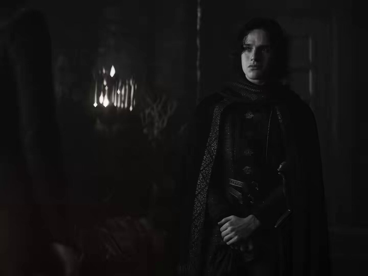 İlk oğlunun ölümünden sonra yıkılan Rhaenyra ikinci oğlunun ölümüyle yeni bir güç kazanmış gibi görünüyordu. Jace’in ölümü onu sertleştirmişti, bütün korkularını yok etmişti. Geriye sadece Rhaenyra’nın öfkesi ve nefreti kalmıştı.