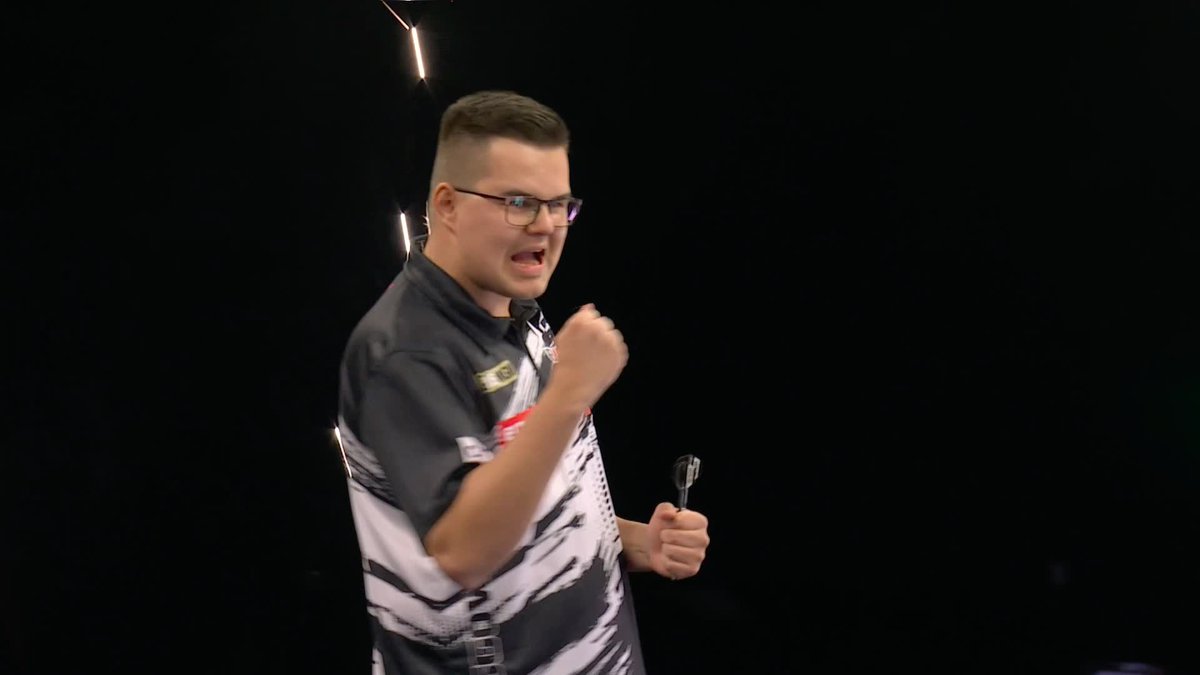 11-DARTER TO WIN IT 🔥 A strong performance from Gian van Veen 💪 Van Veen pins double 16 and averages over 104 to see off Stephen Bunting 6-3! 📺 #PLDarts | QF1