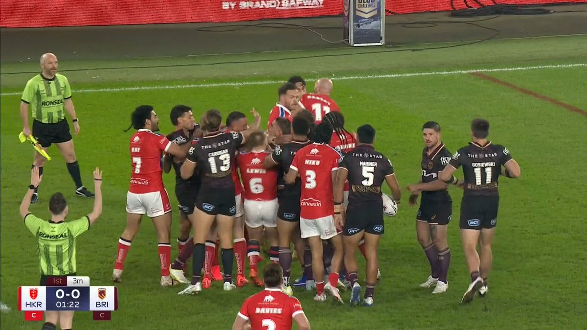 A brawl has broken out less than two minutes into the game! ⚔️