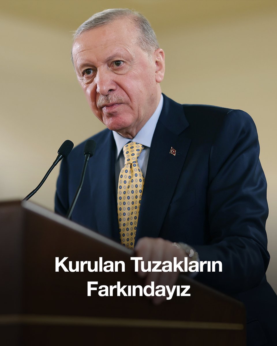 Devletimiz, tecrübeli ve liyakatli kadroların yönetiminde dünyada ve çevremizde yaşanan zorlu süreçleri çok başarılı bir şekilde yönetmektedir. Oynanan oyunların da kurulan tuzakların da tuzak kuranlarla birlikte kuzu postu giydirilmiş sırtlan sürülerinin de gayet farkındayız.