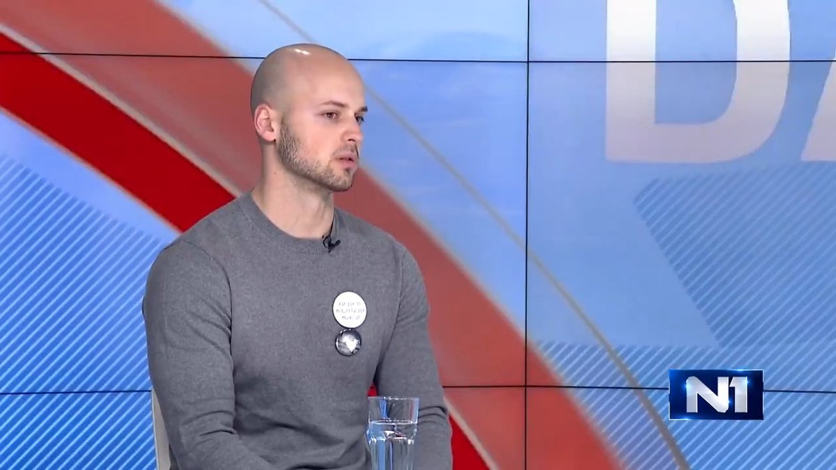 Student Mašinskog fakulteta Luka Pešić Luka Pesic koga je policija jurila samo zato što je bio učesnik protesta, rekao je za #DanUživo sa Maja Dragić 🍓 da su pripadnici policije napadali i brutalno šutirali građane, ocenjujući da je cilj ovakvih napada zastrašivanje i priprema javnosti za predstojeće izbore. Luku je policija dva puta jurila: prvi put kod Ušća, a drugi put kada je išao ka Poljoprivrednom fakultetu. “Prvi put kad su krenuli u to jurenje, čini mi se da me je jedan od pripadnika policije prepoznao budući da je rekao ‘evo ga onaj’, a zatim me je opsovao, što se može čuti na snimku. U trenutku kada su videli da ne mogu da me stignu, samo su promenili fokus na ljude koji su u tom trenutku bili bliže i nisu očekivali napad sa strane”, objašnjava student Mašinskog fakulteta.