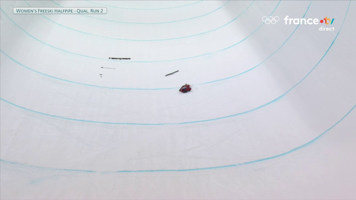 ❄️ #MilanoCortina2026 | ❌ Terrible chute pour Cassie Sharpe 🏥 La Canadienne a été évacuée sur civière, en faisant un petit signe à la foule. 🎿 Après 10 minutes d'interruption, la compétition reprend. 📺 Suivez les Jeux en direct: