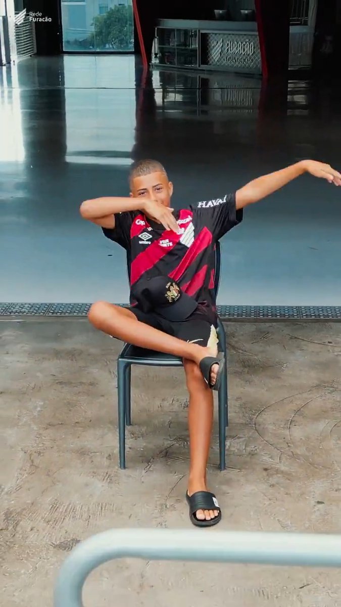 Isso é Arena da Baixada. Isso é Athletico! 🌪️ O Canelinha representou na Rocinha com a nossa camisa e ganhou o novo modelo de 2026 do nosso Furacão!