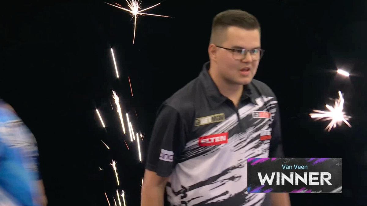VAN VEEN WINS THE DECIDER! Darting drama! 🍿 Gian van Veen reaches the final for the second time in three nights in the 2026 Premier League, defeating Luke Humphries 6-5 after the latter missed two match darts! 📺 #PLDarts | SF1