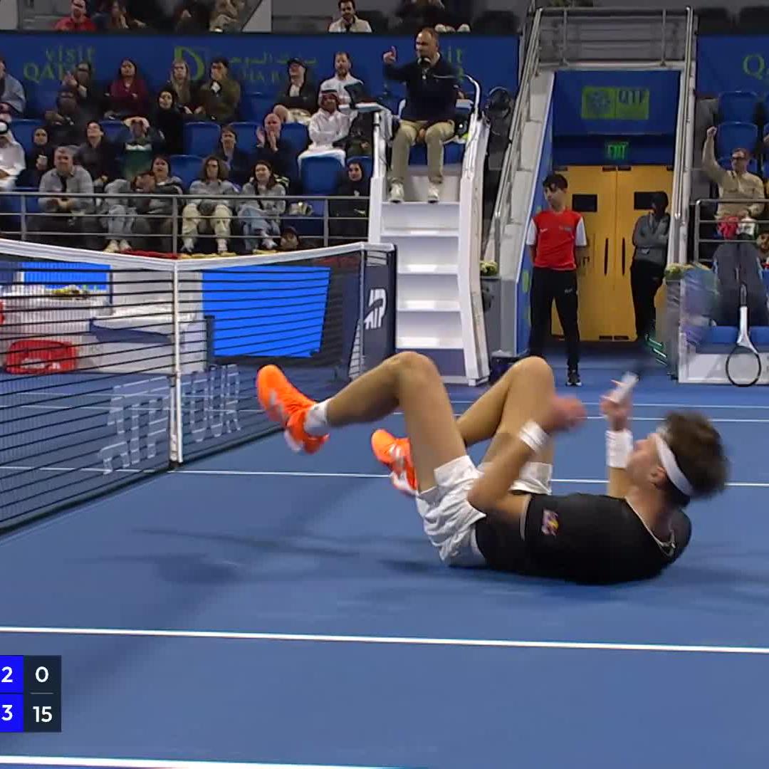 Jannik Sinner that is RIDICULOUS. Sliding one handed backhand flick passing shot. Perfectly placed right over the net. He is the Spiderman of tennis. 🕷️🦊