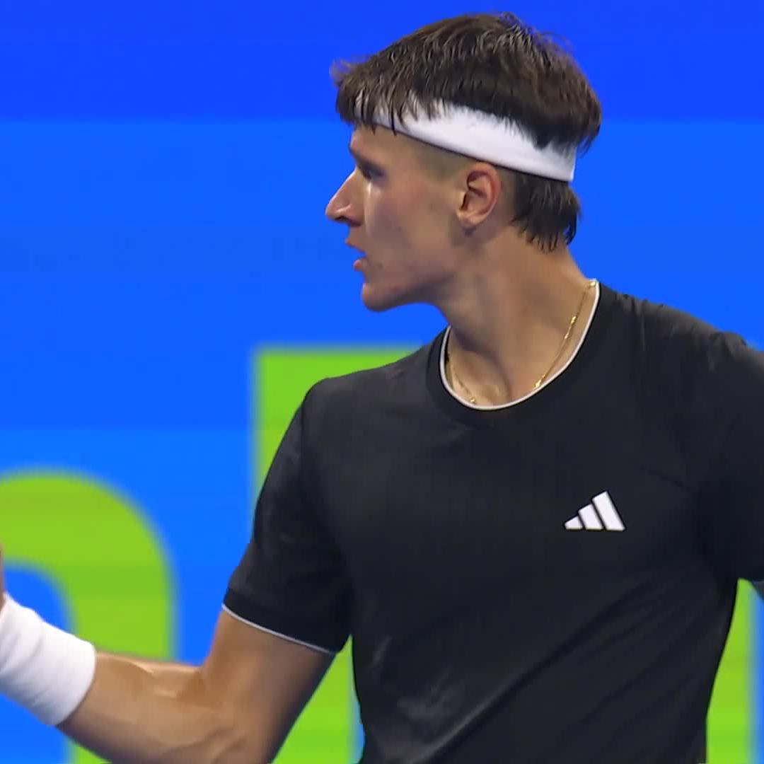 TREMBLEMENT DE TERRE À DOHA 😱 Hors abandon de sa part, Jannik Sinner concède sa première défaite sur dur contre un joueur classé hors du TOP 10 sur ses… 70 DERNIERS MATCHS. 🤯 Pour son premier match face au TOP 3, Jakub Mensik a été très GRAND. 🔥🇨🇿