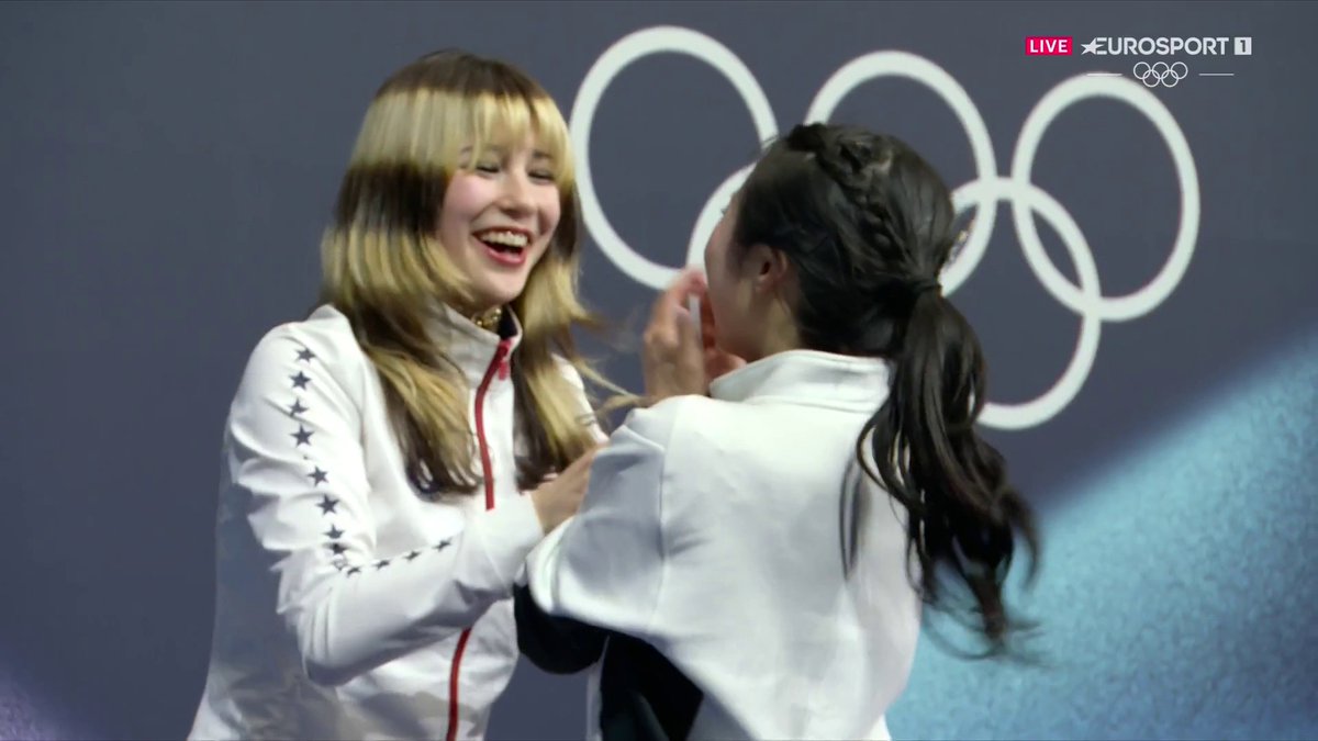 Alysa Liu es la nueva campeona olímpica y se va a celebrar con la que ha ganado el bronce, que no puede parar de llorar. Dejó el patinaje con 16 años porque dijo que solo patinaría si era feliz. Volvió, y no hay un solo día que no sonría en el hielo ❤️