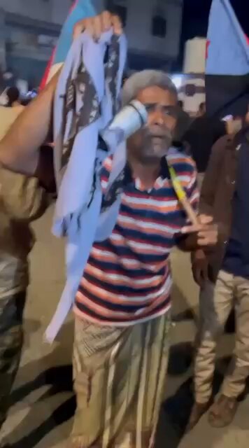 إلى شعب الجنوب في كل أرجاء الجنوب أبناء عدن يُبادون ويُقتلون على أبواب معاشيق من القوات المدعومة سعودياً. الحشد الحشد، والهمة الهمة لإنقاذ أهل عدن من البطش السعودي.