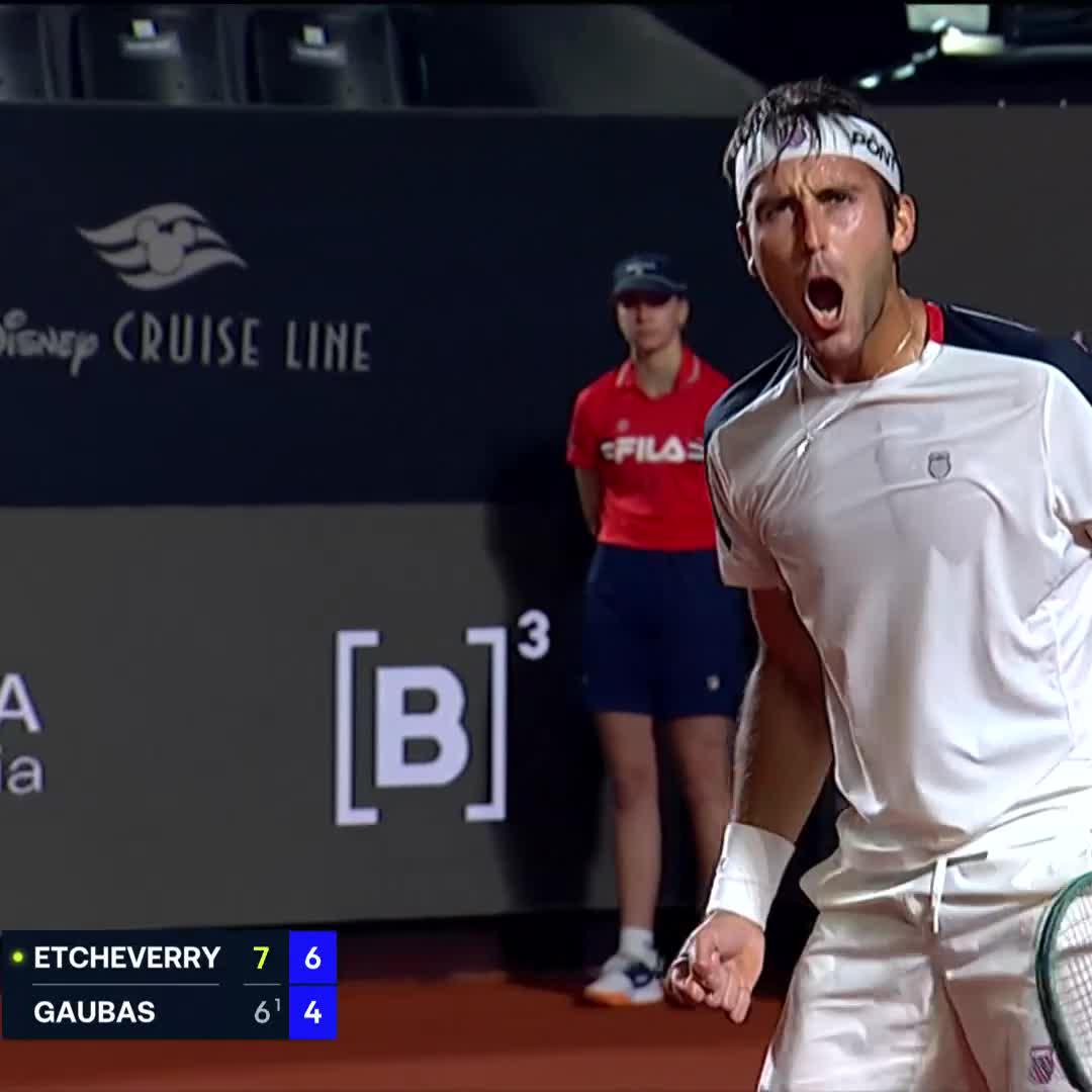 💪🇦🇷 ¡VAMOS, TOMY! Tomás Etcheverry derrotó a Vilius Gaubas por 7-6 (1) y 6-4, y está en cuartos de final del ATP 500 de Río.