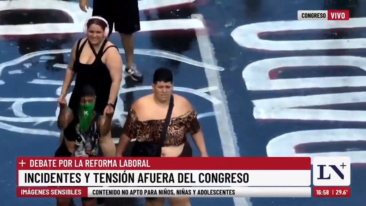 🔴 Incidentes en el Congreso: así fue el momento donde el camión hidrante derribó a una manifestante. 📺 En LN+