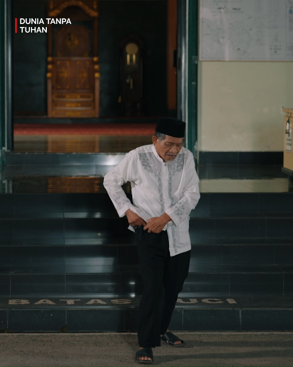 Jangan lupa bawa kresek ke masjid ya bapack-bapack~