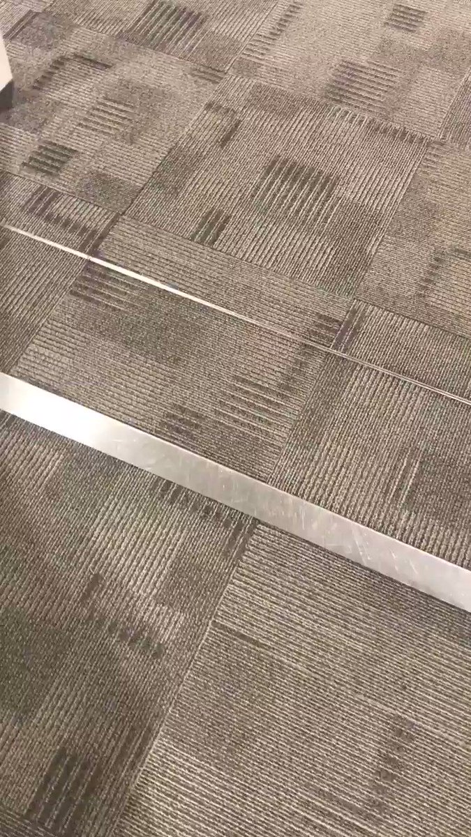 イオンモールの床の境目、地震で動くんだ！