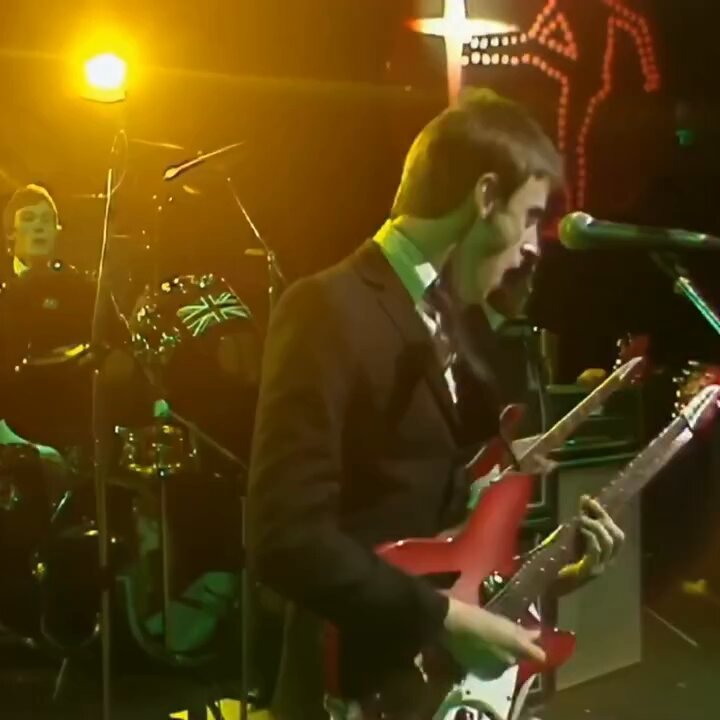 The Jam tearing through “In The Street, Today” in 1978 on The Old Grey Whistle Test is pure urgency. Sharp suits, sharper riffs, and Paul Weller already writing like he had something to prove. No gimmicks. Just attitude and precision.