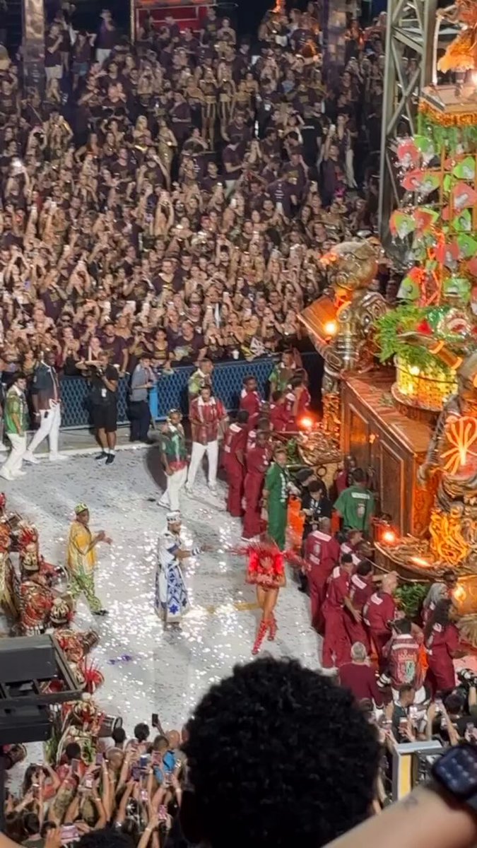 "Atentar para o espaço deixado para a rainha de bateria, pois o espaço muito reduzido pode prejudicar a evolução da mesma." Poxa, Grande Rio, QUEM PODERIA IMAGINAR????
