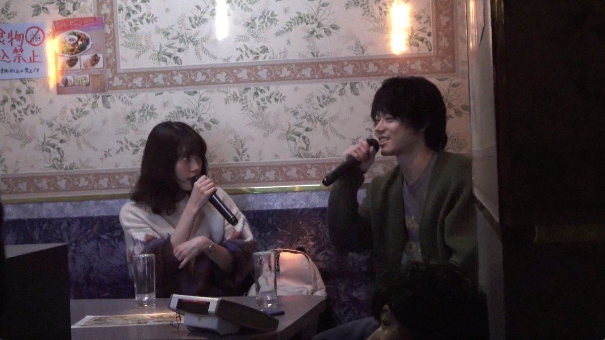 『花束みたいな恋をした』で1番好きなのはカラオケシーン。一生懸命歌ってる有村架純ちゃんのカラオケ慣れしてない感じが最高。菅田将暉くんのカッコつけてちょっと外す感じも好き。この映画、恋愛の盛り上がり方がリアル。 好きな人を知ることの喜び、興奮全部詰まってる。
