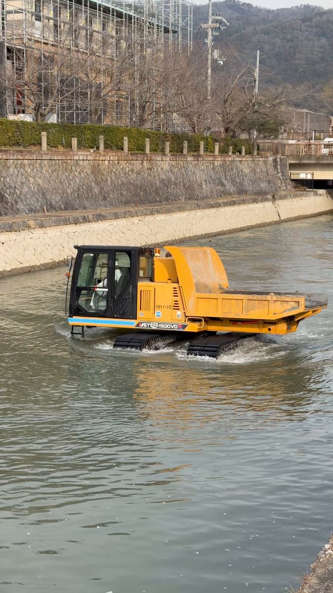 琵琶湖疏水でアクティブに移動する浚渫作業の働く車。