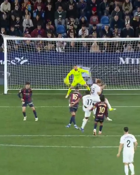 Volea IMPARABLE, Largie Ramazani. 🦇 LALIGAHighlights | Valencia CF
