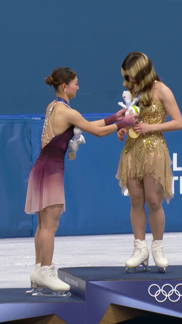 Always looking out for each other ❤️ Kaori Sakamoto shows Alysa Liu how to place her plush toys on her medal 🥹