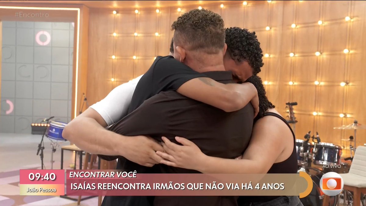 EU NÃO TÔ CHORANDO NÃO 😭 Isaías, auxiliar de limpeza que emocionou as redes ao ajudar alunos no Maranhão, reencontra os irmãos que não via há 4 anos no palco do #Encontro 💞