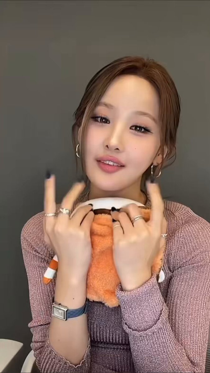 “예쁜 여자분들이 너무 좋아요… 그런게 있어요….뭔지알죠… 간질간질한 느낌.. 예뿌다… 반짝이는 보석을 보는 느낌 있잖아요…” 그게 뭔데 진짜로 심혜원 너 상디야? 진심 여미새처럼 수상하게 눈뜨고 여자찬냥하는거 실화니 개웃김 제발