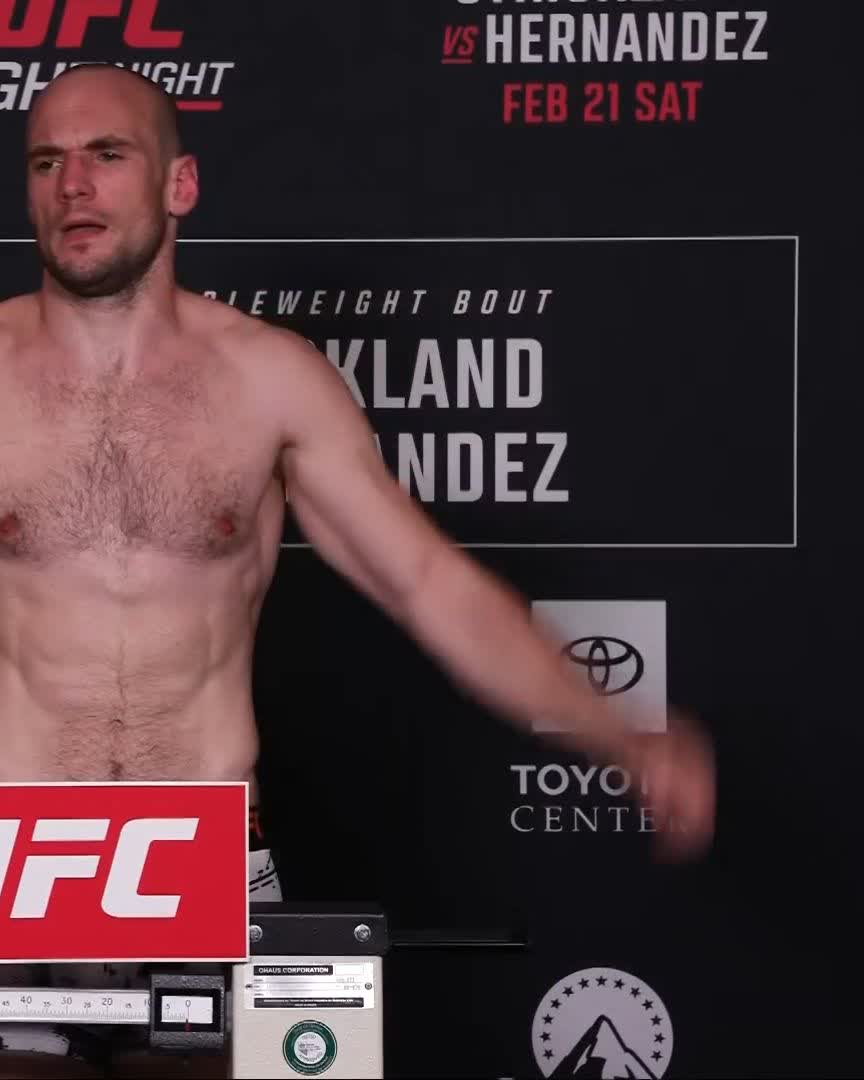 Coming for his 3rd finish in a row 👀 @Urketaraketa weighs in at 171 pounds! [ #UFCHouston | TOMORROW at 8pmET on @ParamountPlus ]