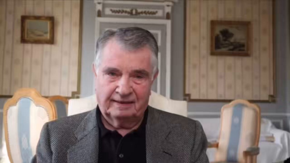 GÉRARD CHEVRIER : ISRAËL VA-T-IL FORCER L’USAGE NUCLÉAIRE CONTRE L’IRAN ? 🇮🇱🇮🇷🇺🇸 ⚠️ L’industriel et analyste géopolitique français Gérard Chevrier lâche une prédiction explosive : « Le lobby financier va financer une nouvelle guerre et offrir à la Russie et à la Chine l’opportunité de mener une guerre par procuration. Les Américains ont utilisé les Ukrainiens comme proxy contre la Russie… sans y penser, ils vont offrir à Moscou une revanche énorme. La Russie fournira joyeusement ses missiles et radars les plus avancés à l’Iran, observera la supériorité de son matos sur l’US sans intervenir directement. » Chevrier conclut glaçant : la guerre pourrait démarrer dans quelques jours ou 2-3 semaines max, avec déploiement massif de paras et Marines US au Moyen-Orient. Il se dit « triste » pour ces jeunes qui vont « perdre un bras ou une jambe ».