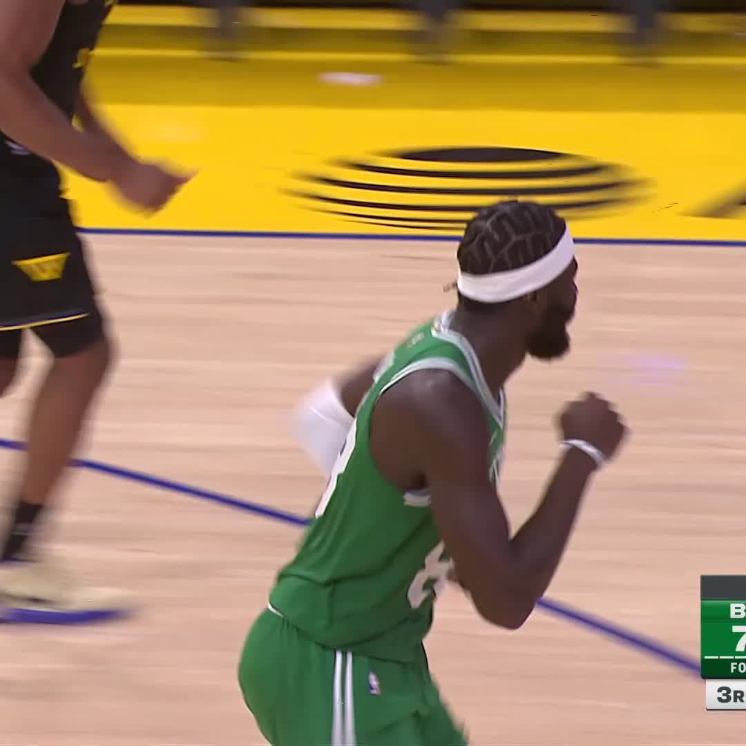 Only Derrick White can pull off a pass like this 🤣