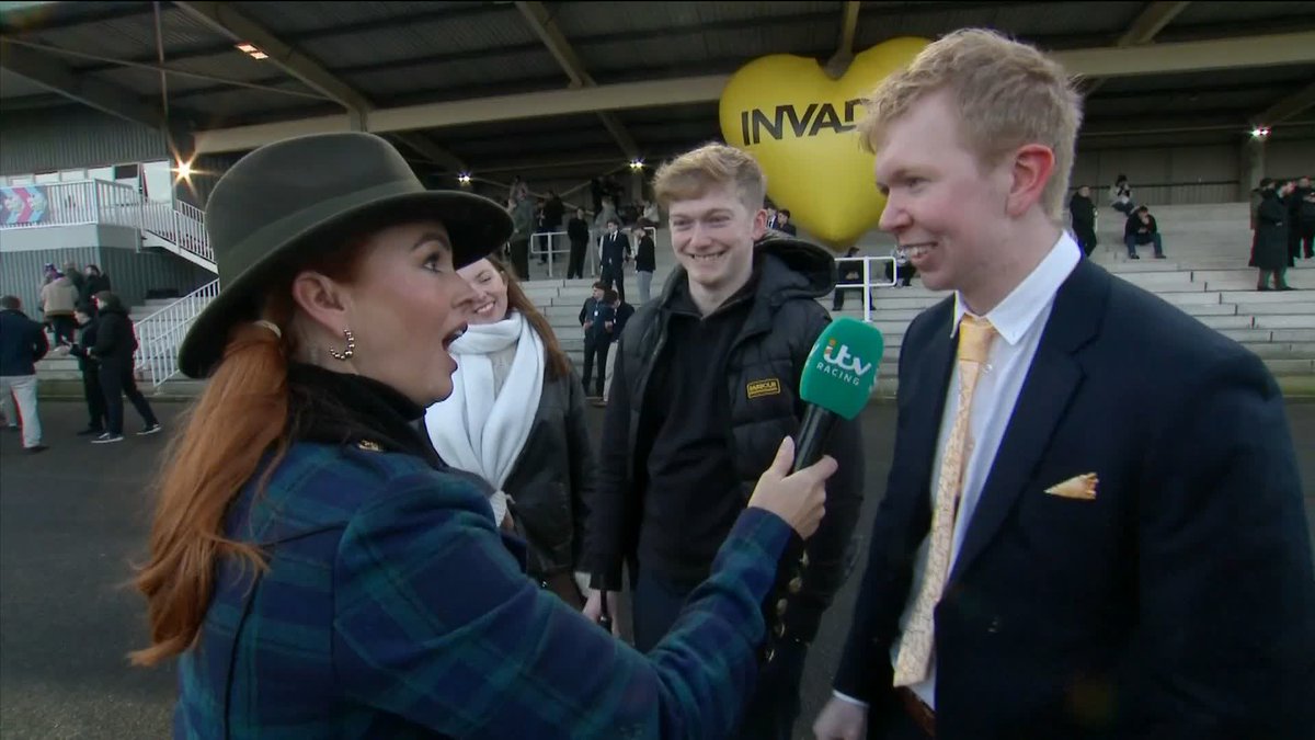 "I feel like I'm overdressed" 😅 Leonna Mayor chats to some student racegoers at Southwell 🗣️