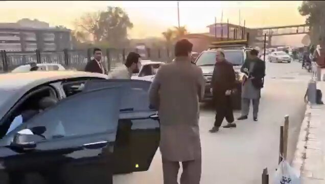 وزیر اعلیٰ خیبرپختونخوا سہیل آفریدی نے افطاری کے وقت یونیورسٹی ٹاؤن، پشاور میں مزدور بھائیوں کے ساتھ گزارا ۔۔